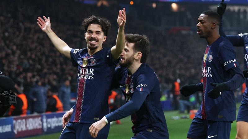 球星赛后向看台深深鞠躬